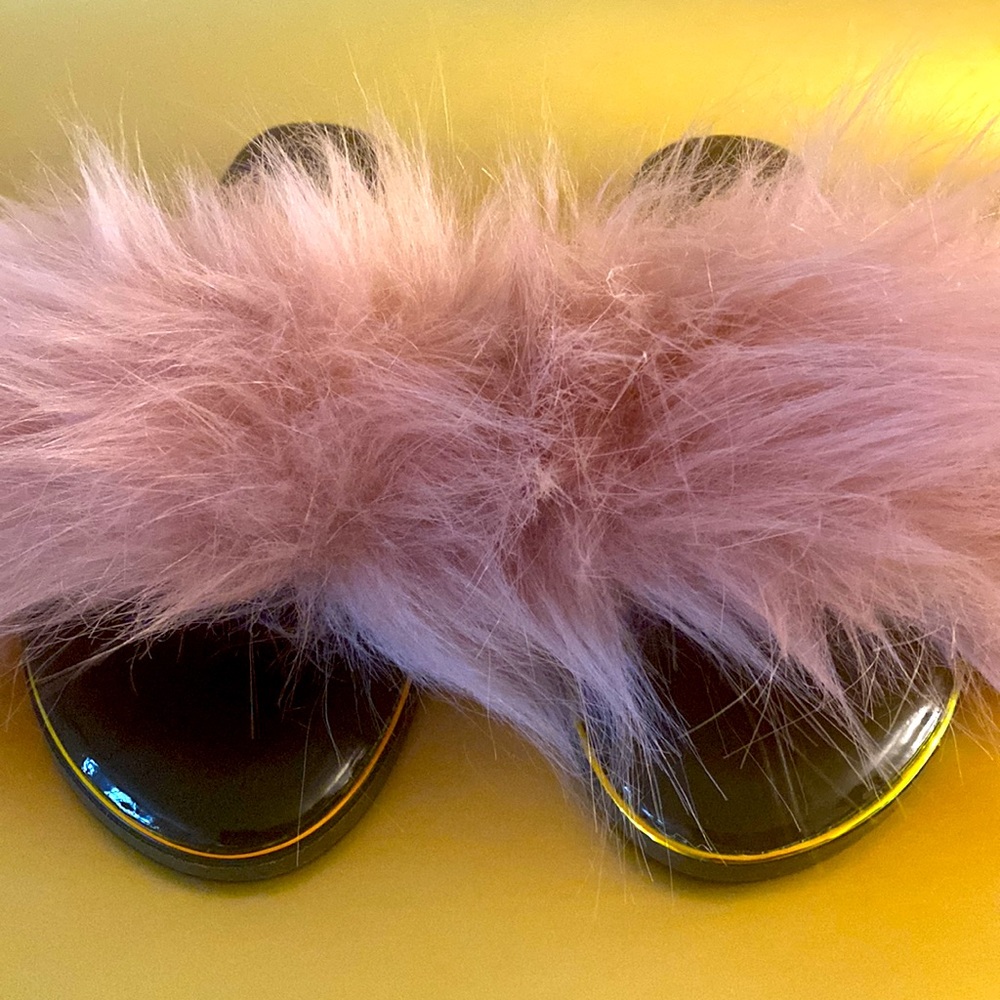 This H2k Faux Fur Furry Slides Slip On Size 7 is Like New no signs of wear.